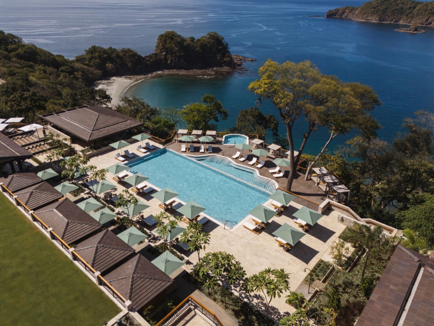 The pool and Pacific view at Nekajui